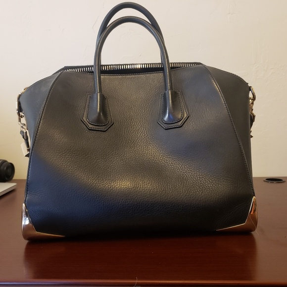 Rare Givenchy Antigona (Medium) with gold accents - Picture 7 of 8